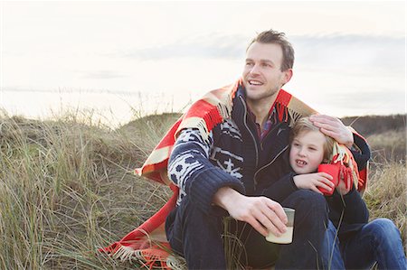 Smiling mid adult man and son on sand dunes Foto de stock - Sin royalties Premium, Código: 649-07710760