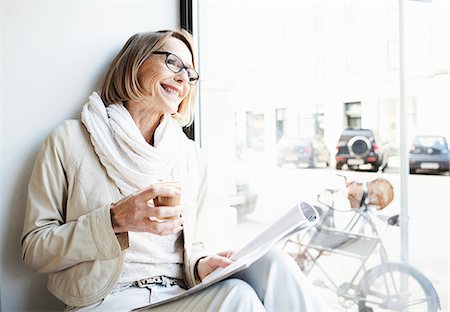 simsearch:649-08117913,k - Senior woman having a coffee in cafe window seat Stockbilder - Premium RF Lizenzfrei, Bildnummer: 649-07710770