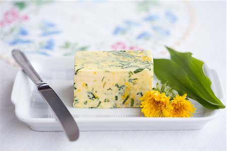 Wild garlic (Allium ursinum) butter with dandelion flower and leaves on butterdish Photographie de stock - Premium Libres de Droits, Code: 649-07710785