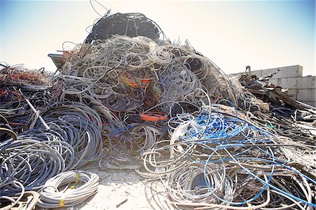 Heap of coiled and tangled cables in scrap metal yard Photographie de stock - Premium Libres de Droits, Code: 649-07710789