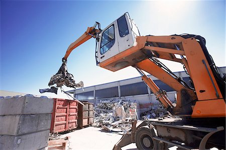 Grapple handler sorting and moving metals in scrap yard Photographie de stock - Premium Libres de Droits, Code: 649-07710790