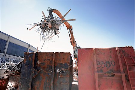 shipping containers - Grapple handler sorting and moving metals into scrap yard container Foto de stock - Sin royalties Premium, Código: 649-07710791