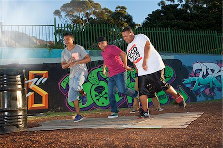 pista de baile - Group of four men breakdancing in park at dusk Foto de stock - Sin royalties Premium, Código: 649-07710803
