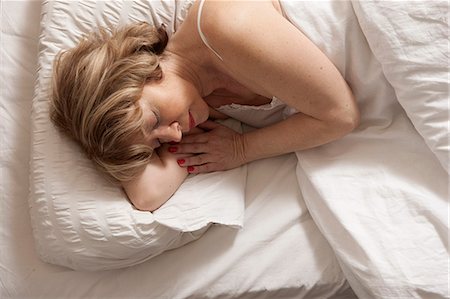 dormir - Woman sleeping on side Foto de stock - Sin royalties Premium, Código: 649-07736360
