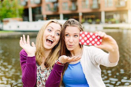 Friends taking selfie by canal Foto de stock - Sin royalties Premium, Código: 649-07736370