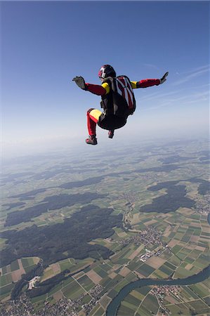 simsearch:649-08715007,k - Female skydiver free falling over Grenchen, Berne, Switzerland Foto de stock - Royalty Free Premium, Número: 649-07736390