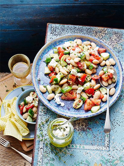 Bean, tomato and goats cheese salad Foto de stock - Sin royalties Premium, Código de la imagen: 649-07736526