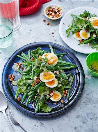 Bean, coriander, egg and almond salad Photographie de stock - Premium Libres de Droits, Code: 649-07736536