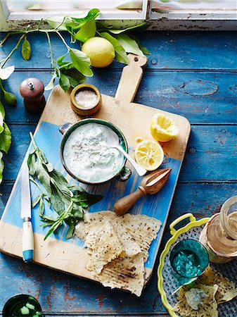 Tzatziki with flatbread Photographie de stock - Premium Libres de Droits, Code: 649-07736532