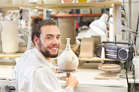 Male potter working on vase in ceramic workshop Stockbilder - Premium RF Lizenzfrei, Bildnummer: 649-07736599
