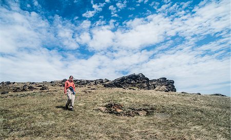 russland - Young adult woman hiking on mountain Stockbilder - Premium RF Lizenzfrei, Bildnummer: 649-07736640