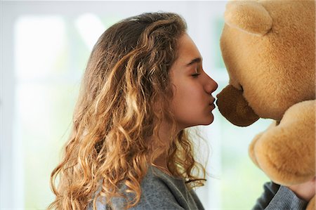 Portrait of young girl kissing teddy bear Photographie de stock - Premium Libres de Droits, Code: 649-07736667