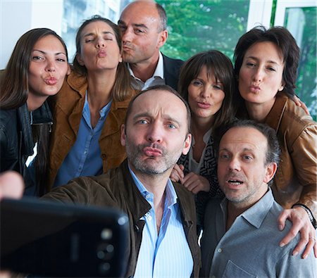 enviar besos - Group of people taking self portrait photograph Foto de stock - Sin royalties Premium, Código: 649-07736700