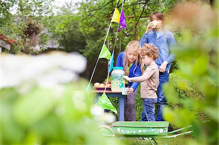 simsearch:695-05777236,k - Siblings at their lemonade stand in their garden Fotografie stock - Premium Royalty-Free, Codice: 649-07736720