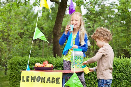 fund-raising - Siblings at their lemonade stand in their garden Fotografie stock - Premium Royalty-Free, Codice: 649-07736721