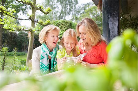 senior and saving - Girl opening jar of coins with family Foto de stock - Sin royalties Premium, Código: 649-07736734