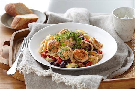 Bowl of linguine and salmon polpette with herb garnish Photographie de stock - Premium Libres de Droits, Code: 649-07736764