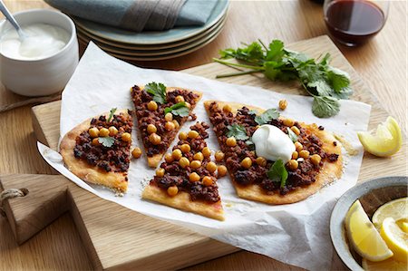 simsearch:649-06352612,k - Middle eastern lamb and chickpea pizza with herb garnish and lemon slices Foto de stock - Sin royalties Premium, Código: 649-07736765