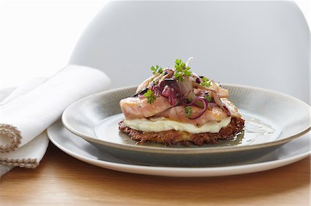 simsearch:649-07736778,k - Bowl of salmon on potato roesti with herb garnish Photographie de stock - Premium Libres de Droits, Code: 649-07736768