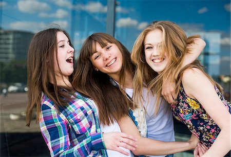 poser (devant un appareil photo) - Portrait of three young women in a row Photographie de stock - Premium Libres de Droits, Code: 649-07736857
