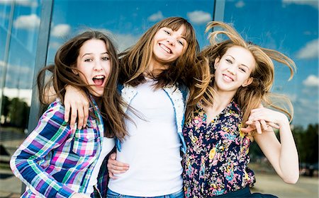 poser (devant un appareil photo) - Three young women shaking hair in a row Photographie de stock - Premium Libres de Droits, Code: 649-07736858