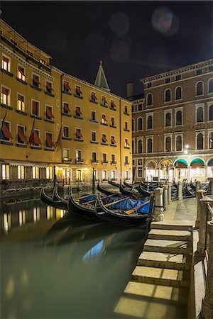 Canal steps and gondolas at night, Venice, Veneto, Italy Photographie de stock - Premium Libres de Droits, Code: 649-07736876