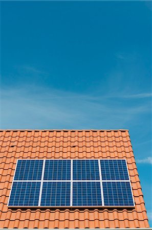 Newly installed solar panels on roof of new home, Netherlands Photographie de stock - Premium Libres de Droits, Code: 649-07736929