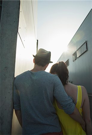 simsearch:649-08060330,k - Rear view of young couple in street Foto de stock - Royalty Free Premium, Número: 649-07736951