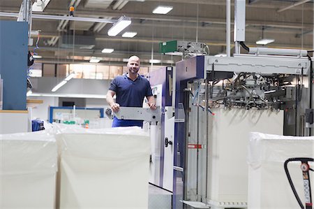 envolver - Worker using machine in paper packaging factory Foto de stock - Sin royalties Premium, Código: 649-07736993