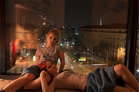 Young women resting by hotel window with view, Vienna, Austria Foto de stock - Sin royalties Premium, Código: 649-07737000