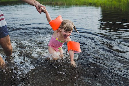 simsearch:649-08578181,k - Father and daughter wading and splashing in Indian river, Ontario, Canada Foto de stock - Sin royalties Premium, Código: 649-07760951