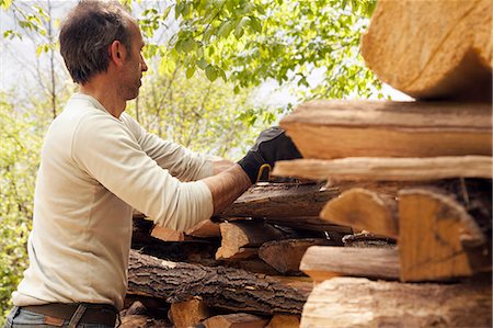 Man stacking cut wood Foto de stock - Sin royalties Premium, Código: 649-07760978