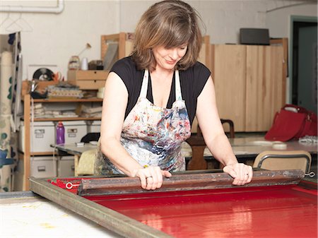 Woman hand-printing textile in workshop Foto de stock - Sin royalties Premium, Código: 649-07760970