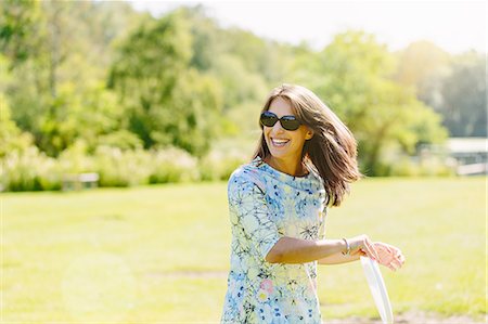 simsearch:6109-06195368,k - Woman playing disc game in the park Stock Photo - Premium Royalty-Free, Code: 649-07760980