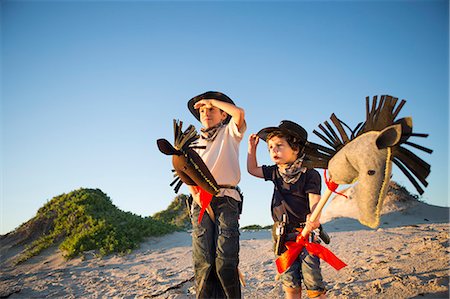simsearch:649-06830153,k - Two brothers dressed as cowboys shading eyes with hands Foto de stock - Sin royalties Premium, Código: 649-07761110