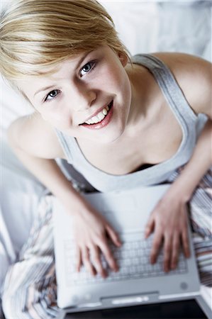 simsearch:640-05761336,k - Teenage girl using laptop, high angle Foto de stock - Sin royalties Premium, Código: 649-07761135