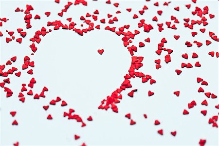 red confetti - Heart shape Photographie de stock - Premium Libres de Droits, Code: 649-07761155