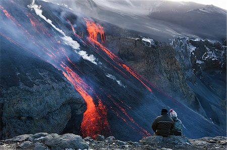 ecotourism - Couple watching volcanic lava, Fimmvorduhals, Iceland Foto de stock - Sin royalties Premium, Código: 649-07761156