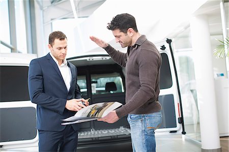 Customer questioning salesman in car dealership Stockbilder - Premium RF Lizenzfrei, Bildnummer: 649-07761164