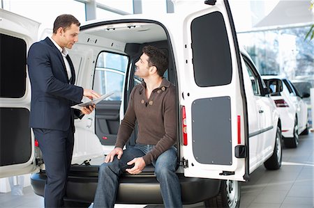 portaequipaje - Indecisive customer and salesman in car dealership Foto de stock - Sin royalties Premium, Código: 649-07761167