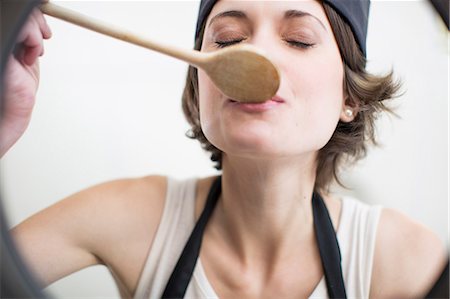Female chef tasting food from saucepan in commercial kitchen Photographie de stock - Premium Libres de Droits, Code: 649-07761242