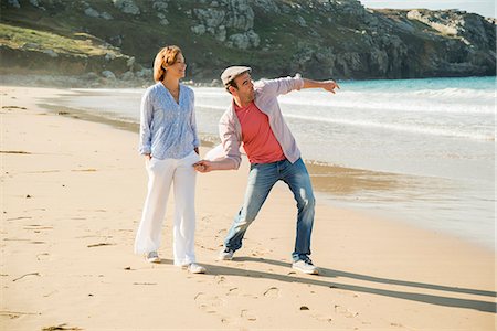 simsearch:649-08086376,k - Mature couple throwing pebbles out to sea, Camaret-sur-mer, Brittany, France Stock Photo - Premium Royalty-Free, Code: 649-07804016