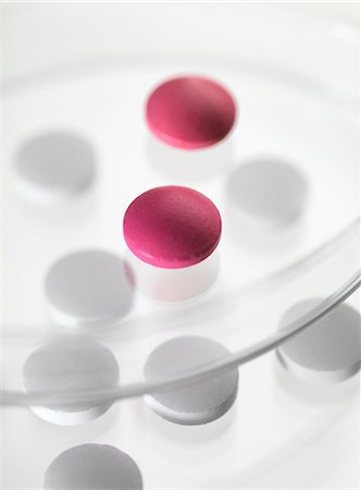 Close up of white and red pills in petri dishes Photographie de stock - Premium Libres de Droits, Code: 649-07804036