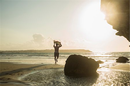 simsearch:649-08237636,k - Mature man running towards sea, holding surf board Photographie de stock - Premium Libres de Droits, Code: 649-07804066