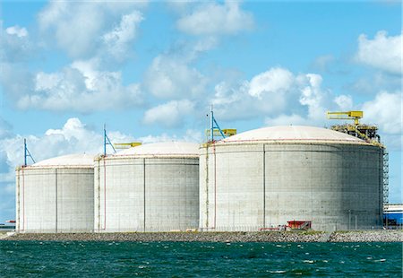 Huge tanks for LNG or liquid natural gas, in the rotterdam harbour Stock Photo - Premium Royalty-Free, Code: 649-07804060