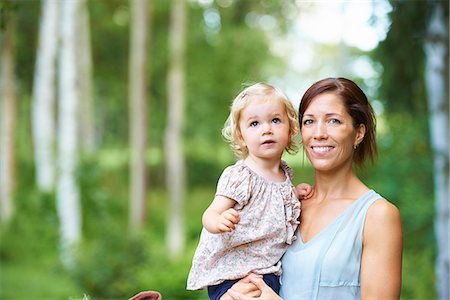 Portrait mid adult woman and toddler daughter in garden Foto de stock - Sin royalties Premium, Código: 649-07804291