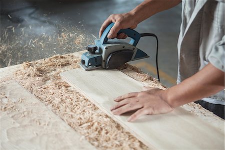 sciure - Carpenter cutting wood plank in factory, Jiangsu, China Photographie de stock - Premium Libres de Droits, Code: 649-07804547