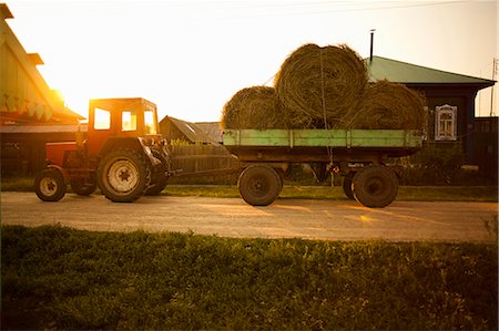 russland - Wagon load of bales of hay, Sarsy village, Sverdlovsk region, Russia Stockbilder - Premium RF Lizenzfrei, Bildnummer: 649-07804572