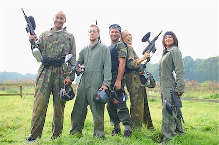 paintball - Paintball team in a field Fotografie stock - Premium Royalty-Free, Codice: 649-07804585