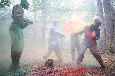 powder (fine particles) - Paintball players in action Photographie de stock - Premium Libres de Droits, Code: 649-07804594